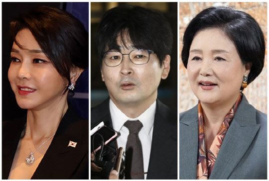 (왼쪽부터) 윤석열 대통령 부인 김건희 여사, 탁현민 전 청와대 의전비서관, 문재인 전 대통령 부인 김정숙 여사. <대통령실 제공, 연합뉴스>